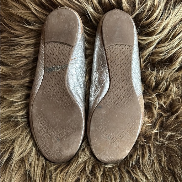 Tory Burch Silver Flats with Iconic Logo and Metallic Finish - Picture 2 of 4